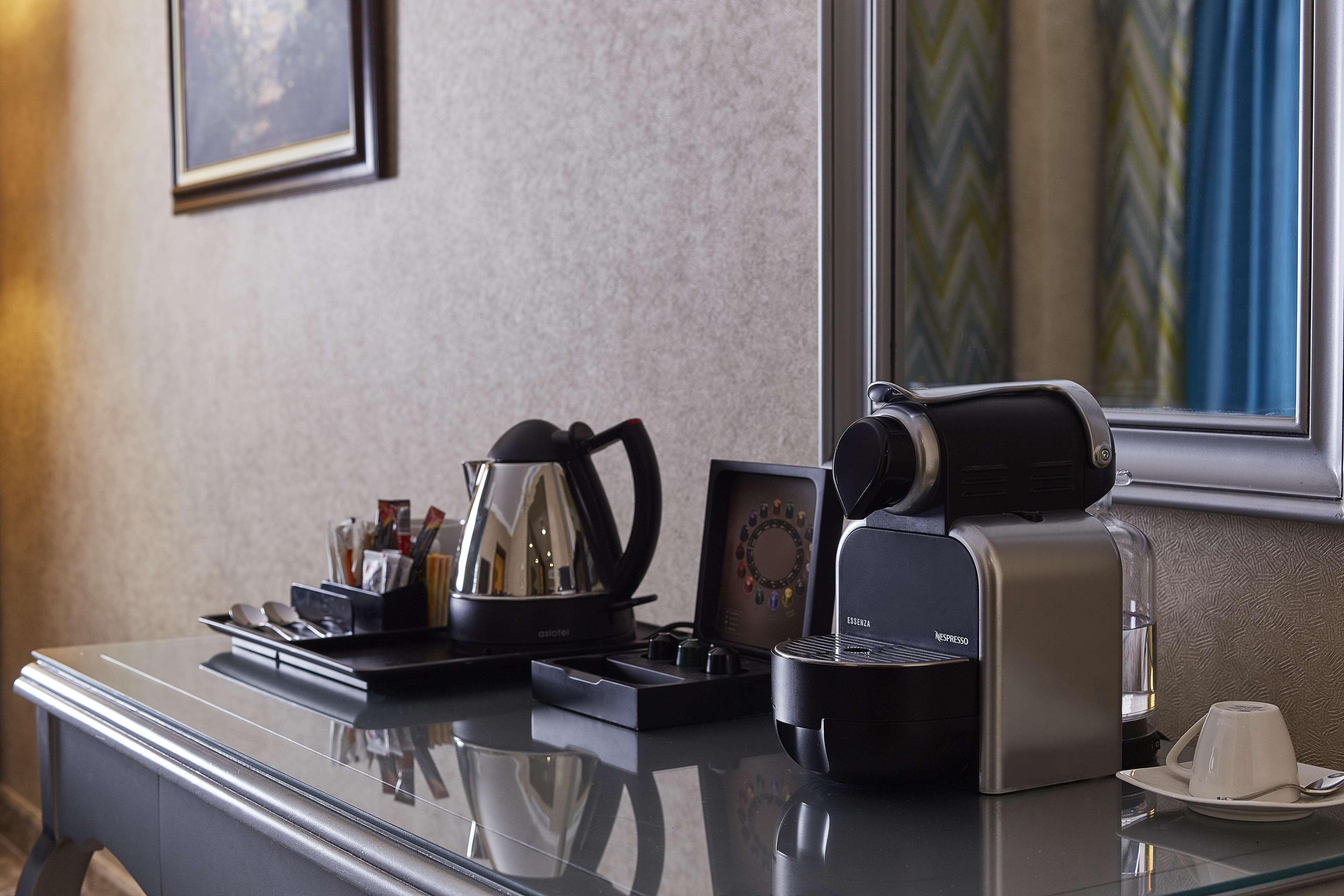 ฮิลตัน อเลกซานเดรีย คอร์นิช Hotel อเล็กซานเดรีย ภายนอก รูปภาพ A Nespresso machine in a hotel room