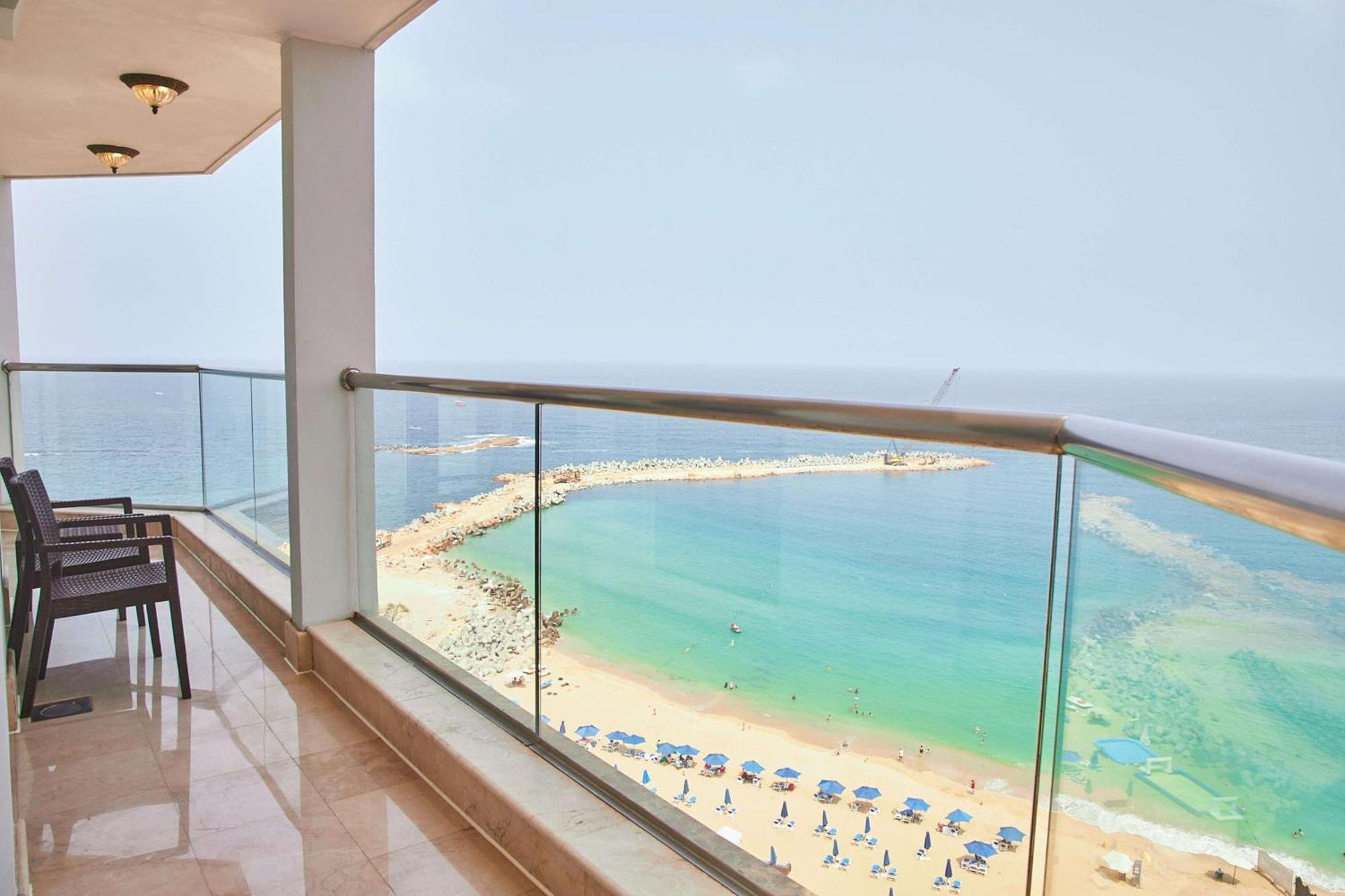 ฮิลตัน อเลกซานเดรีย คอร์นิช Hotel อเล็กซานเดรีย ภายนอก รูปภาพ View of the beach from the balcony of a suite