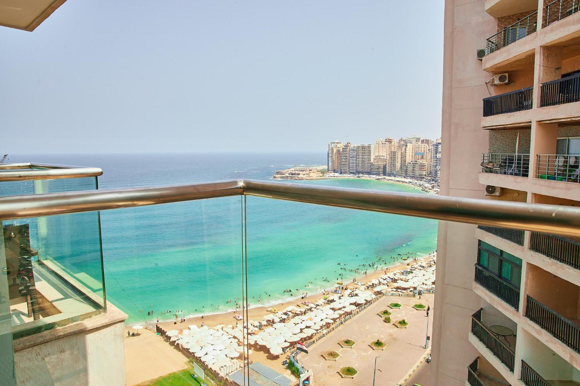 ฮิลตัน อเลกซานเดรีย คอร์นิช Hotel อเล็กซานเดรีย ภายนอก รูปภาพ View of the Mediterranean from the balcony of a residential building in Alexandria, Egypt