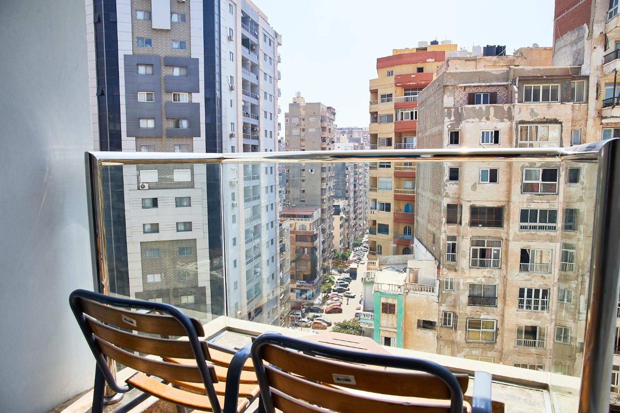 ฮิลตัน อเลกซานเดรีย คอร์นิช Hotel อเล็กซานเดรีย ภายนอก รูปภาพ A balcony in Cairo, Egypt
