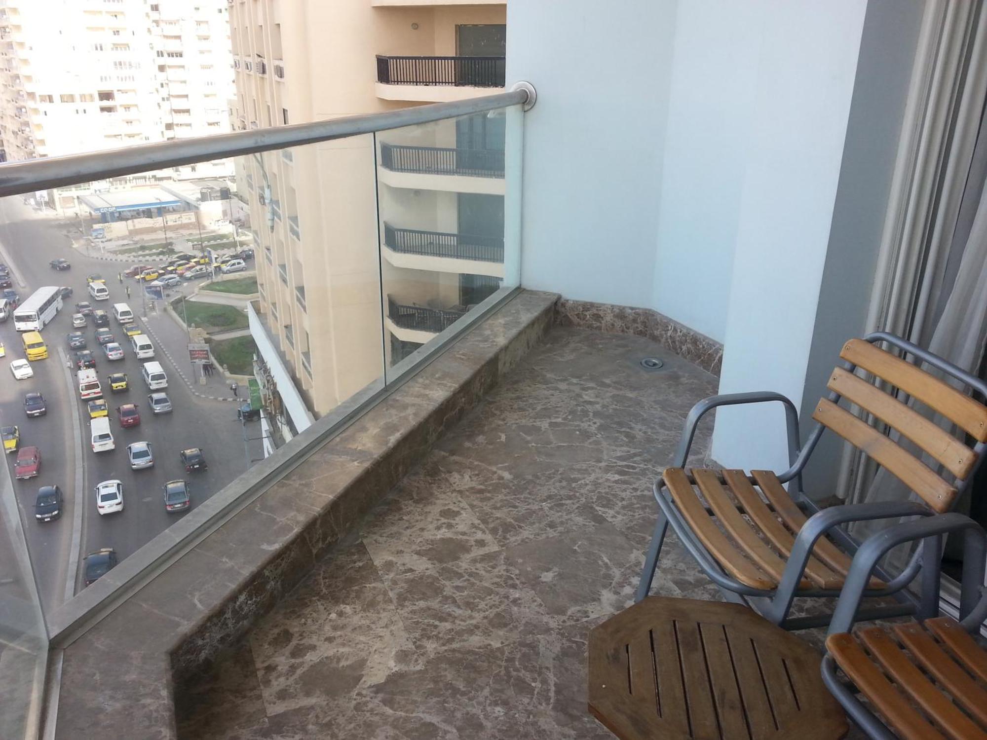ฮิลตัน อเลกซานเดรีย คอร์นิช Hotel อเล็กซานเดรีย ภายนอก รูปภาพ A balcony in a residential building in Cairo, Egypt
